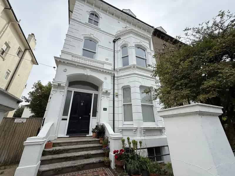 2 Bedroom Furnished Flat to Rent