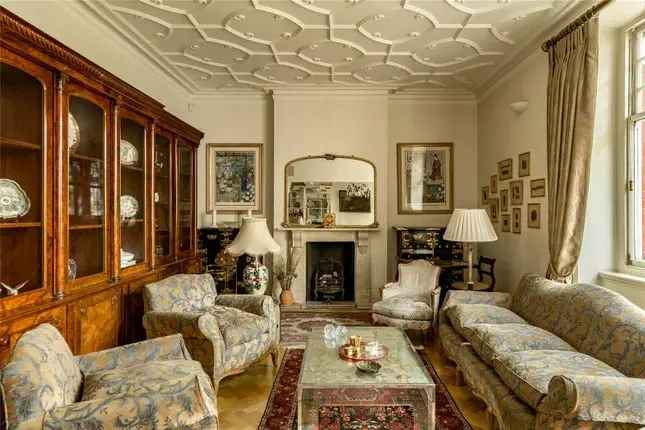 Large 3-Bedroom Flat for Sale in Queens Gate South Kensington