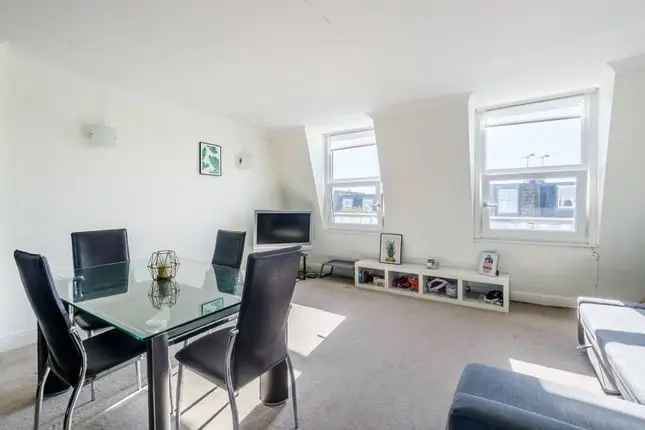 Flat to rent in Halford Road, West Brompton, London SW6