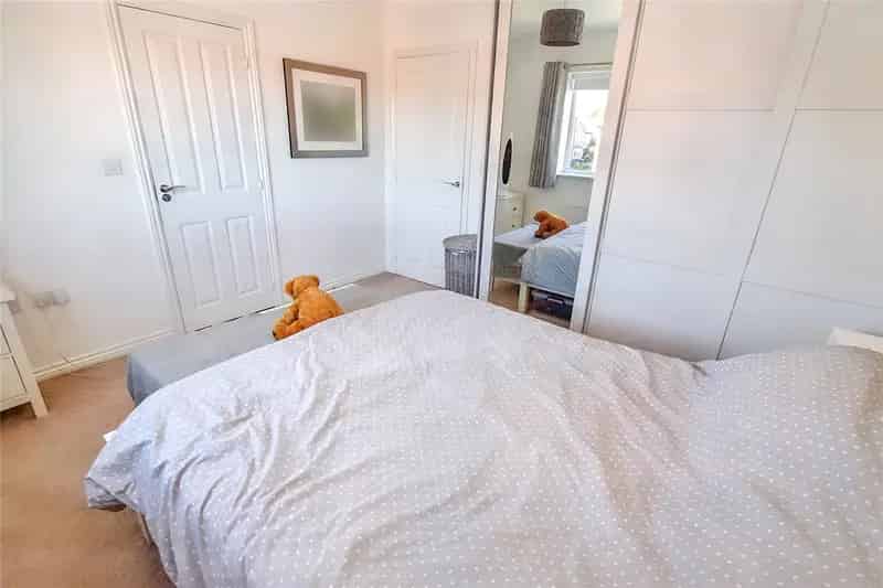 3 Bed Semi-Detached House with Cabin and Parking