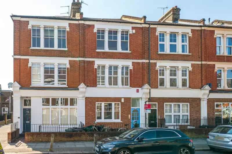 One Bedroom Conversion near High Street River