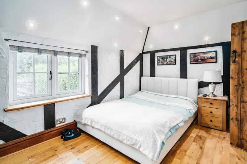 Character Cottage near Bricket Wood Station - 2 Beds - Private Garden