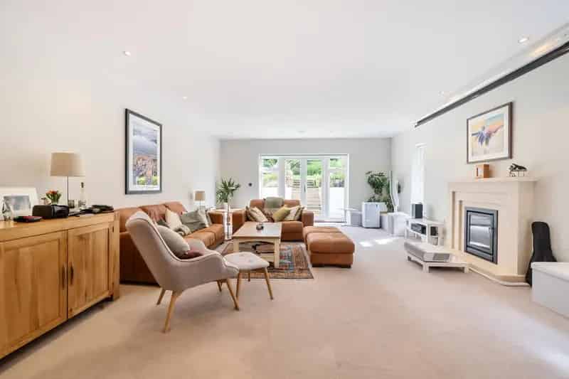 Luxury 5 Double Bedroom Detached House Kingswood