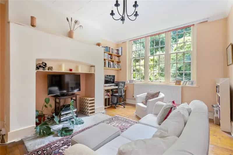 2 Bedroom Ground Floor Apartment for Sale in Caterham Harestone