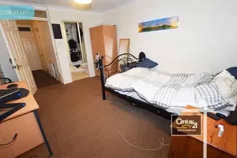 4 Bedroom Student House 44m² Southampton Fully Furnished
