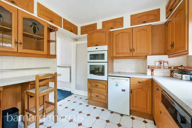 Three Bedroom Detached House Woodlands Way Ashtead