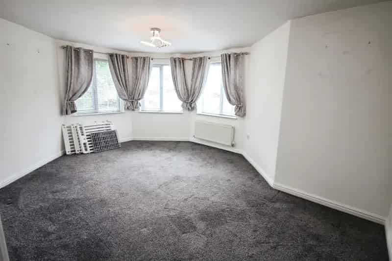2 Bedroom Apartment House to Rent Ground Floor Modern Allocated Parking