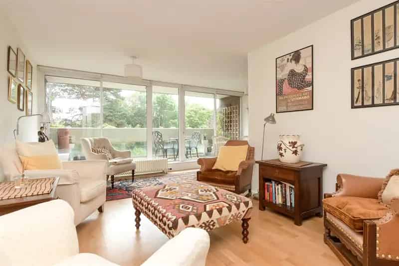 2 Bedroom Town Centre Flat For Sale - Auction