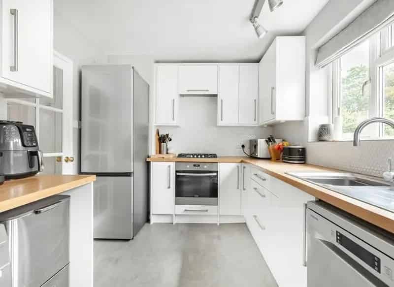 Two Double Bedroom Garden Apartment Near Surbiton