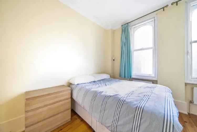 One Bedroom Flat near Tube Station - High Ceilings and Great Light