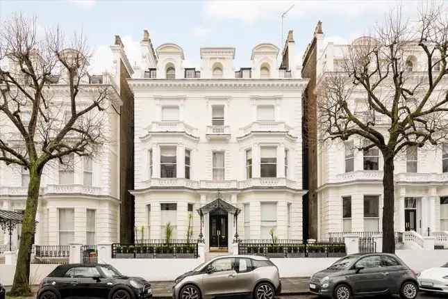 Flat for sale in Holland Park, London W11