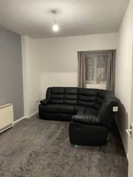 One Bedroom Flat Near Shops and Train Station Pets Allowed