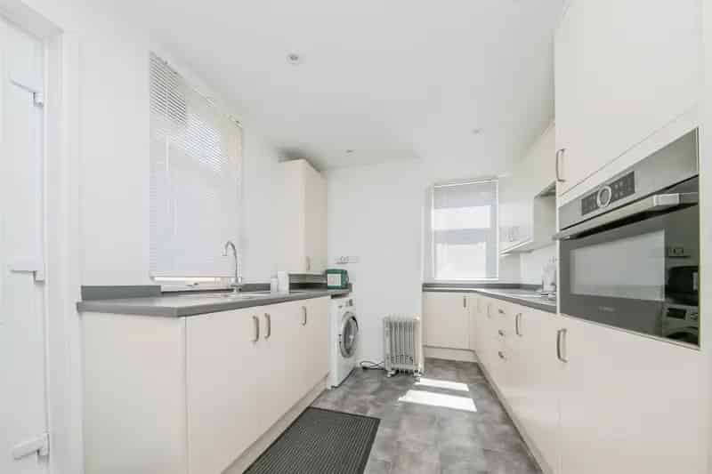 3 Bed House with Driveway Parking and Garden