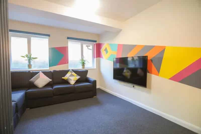 8 Bedroom House with Large Garden and Open Plan Kitchen