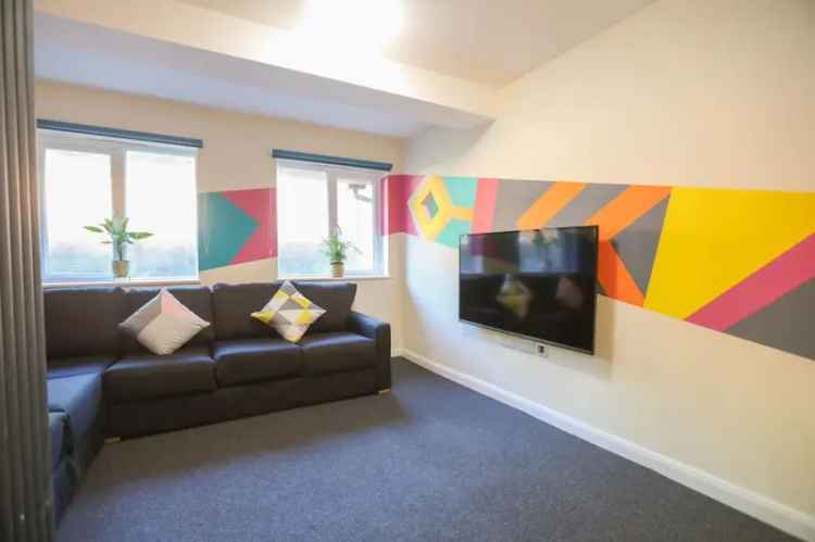 8 Bedroom House with Large Garden and Open Plan Kitchen