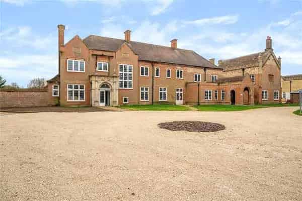 Brampton Park House: Luxurious Homes in Landscaped Estate