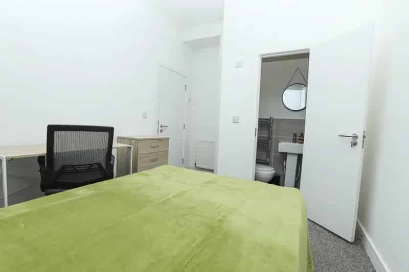 5 bedroom House
 To Let 
Total Size: 1174 SQ FT