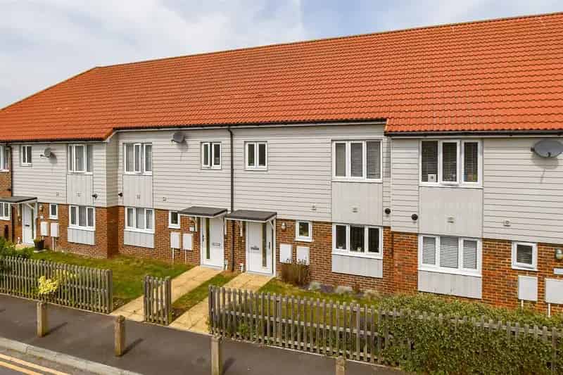 3 Bedroom Terraced House For Sale Near Town Centre