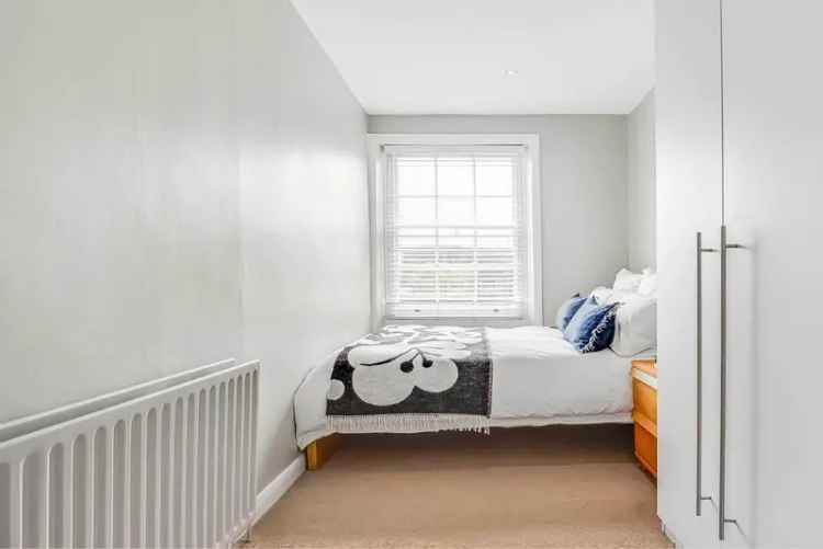 Flat For Sale in London, England