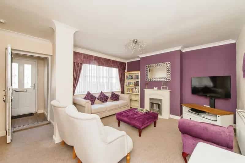 Four Bedroom Semi-Detached Home in Popular Residential Area