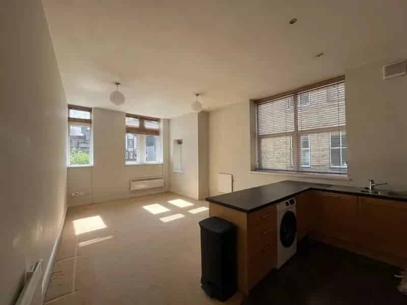 2 Bedroom Flat to Rent Todmorden Town Centre Close to Train Station