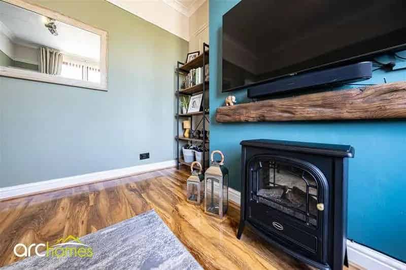 2 Bed Extended End Terrace House For Sale