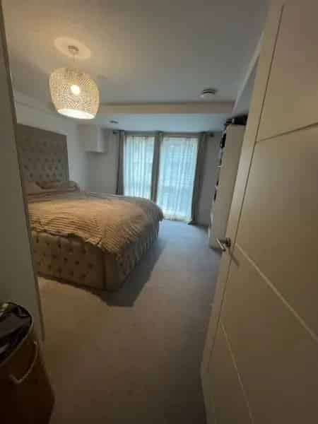 Newly Built 2-Bed Flat Near Town Centre and Train Station