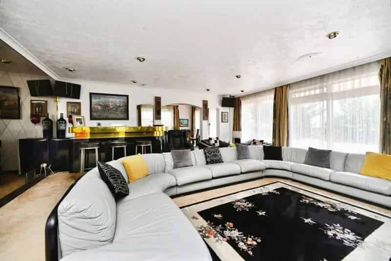 Coastal Detached Home with Sea Views and Development Potential