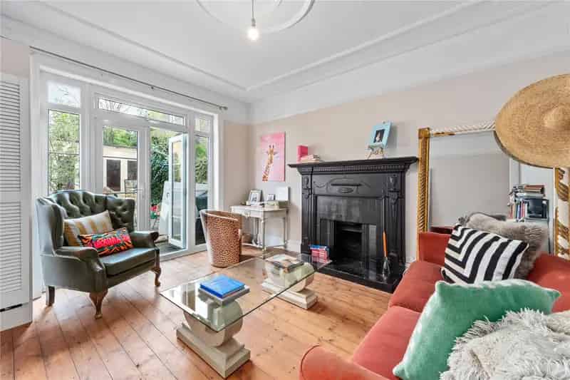 2 Bedroom Flat London - Spacious, Private Garden, Soundproofed
