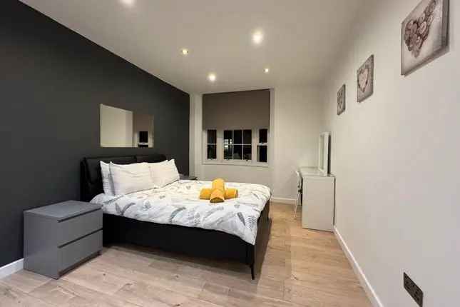 Flat to rent in Queensway, London W2