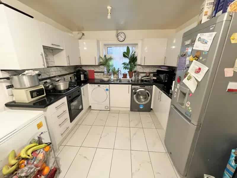 2 Bedroom Maisonette Near Schools and Transport