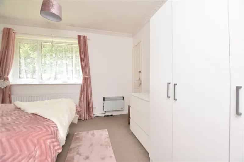 One Bedroom Apartment with Garden and Parking