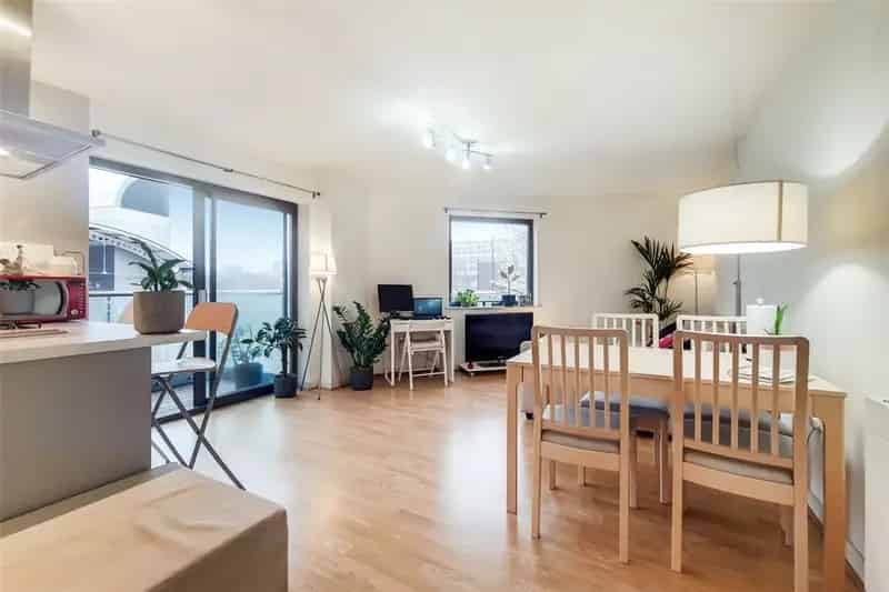 2 Bedroom Flat Apartment in London Bethnal Green