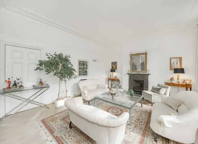 Four Bedroom Apartment with Communal Garden Access