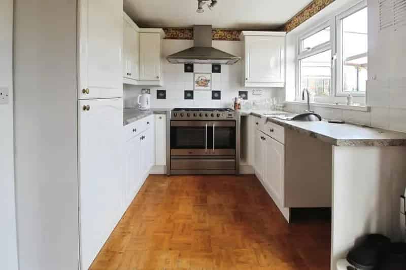 3 Bedroom Mid-Terraced House For Sale