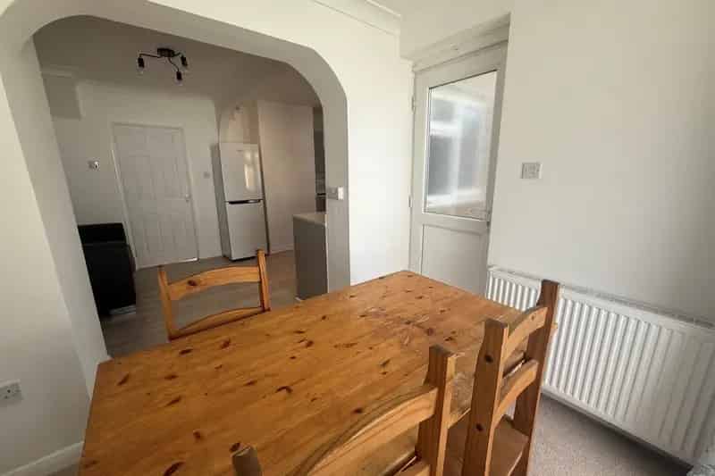 3 Bed House with Newly Fitted Kitchen and Private Garden