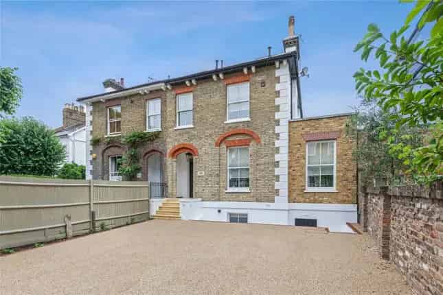 Semi Detached House for Sale in Putney SW15