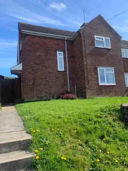 3 Bed House with Garden and Potential 4th Bedroom