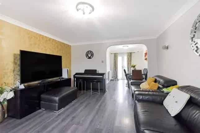 3 Bedroom Semi Detached House for Sale in Glasgow