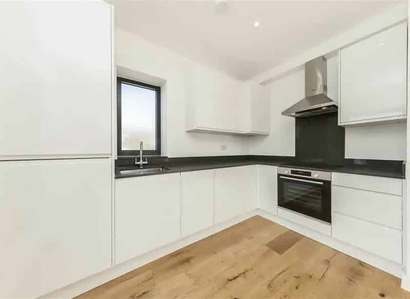 Spacious Top Floor Studio Apartment with Private Terrace in Dollis Hill