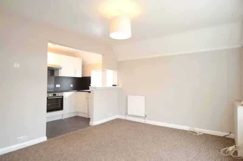 2 Bedroom Flat Camberley - Close to Town Centre and Station