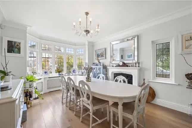 5 Bedroom Detached House for Sale in West Wimbledon