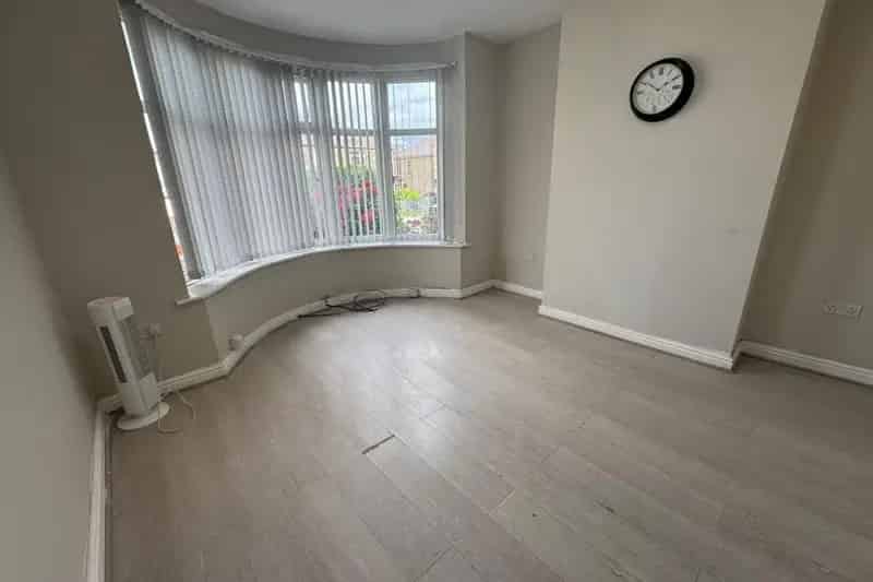 5 Bedroom Semi-Detached House - Newly Refurbished