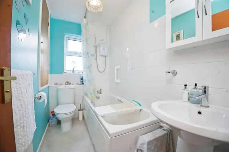 2 Bedroom Semi-Detached House with Garage and Driveway