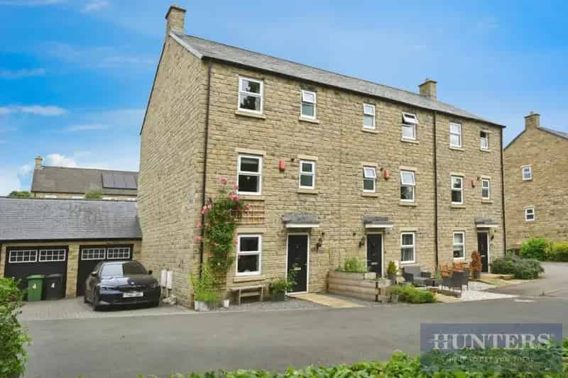 4 Bed Townhouse for Sale Modern Kitchen Ensuite Garage Guiseley