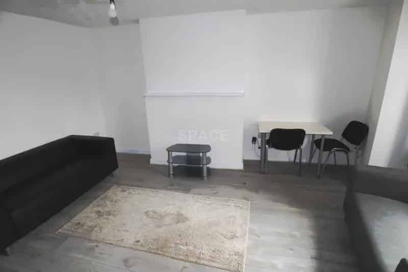 8 Bedroom House Near Reading University