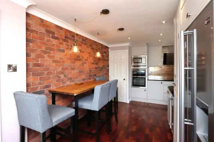 Beautiful Detached House with Spacious Garden and Summerhouse