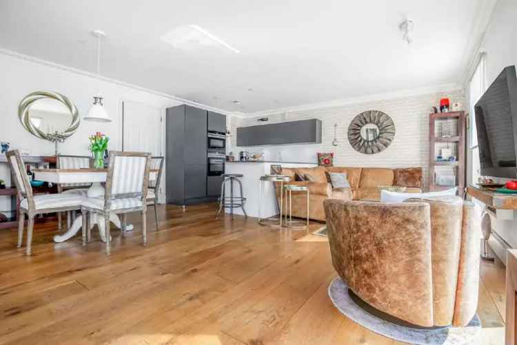 Three Bedroom Modern Apartment in Camberwell