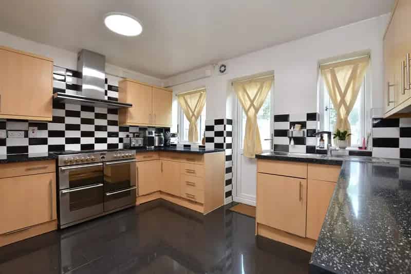 5 Bedroom End of Terrace House Near Hainault Central Line