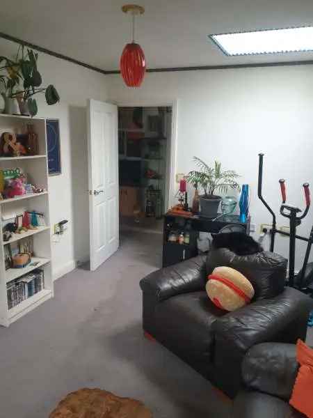 Flat For Rent in Reigate and Banstead, England